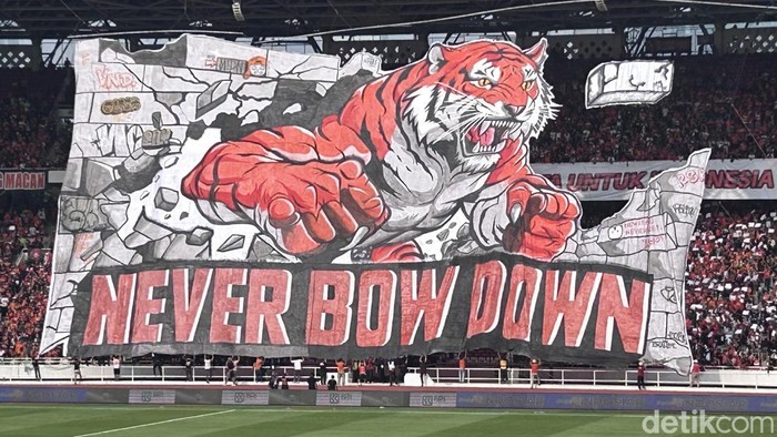 The Jakmania display a giant tiger tifo reading Never Bow Down before Persija Jakarta vs Persib Bandung